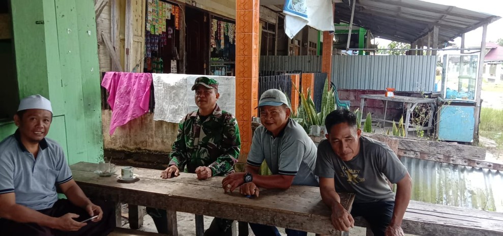 Babinsa Serka M Hasan Laksanakan Komsos Bersama Masyarakat Desa Sungai Batang