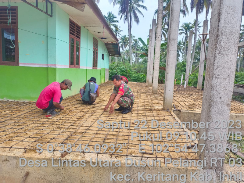 Timbulkan Rasa Kekompakan Babinsa Koramil 09/Kemuning dan Masyarakat Dalam Goro Pemasangan Besi Pengecoran Lantai