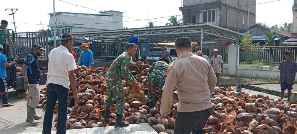 Babinsa Pasangrahan Gelar Goro Bersama Warga Dalam Rangka HUT Bhayangkara
