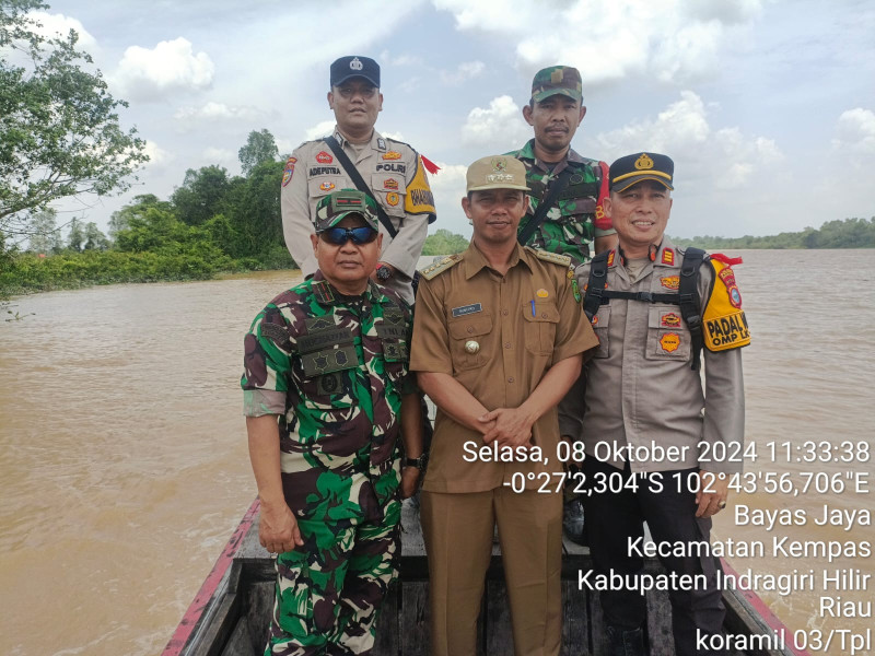 Bersama Muspika, Danramil 03/Tpl Naik Perahu Capai Desa Sungai Rabit