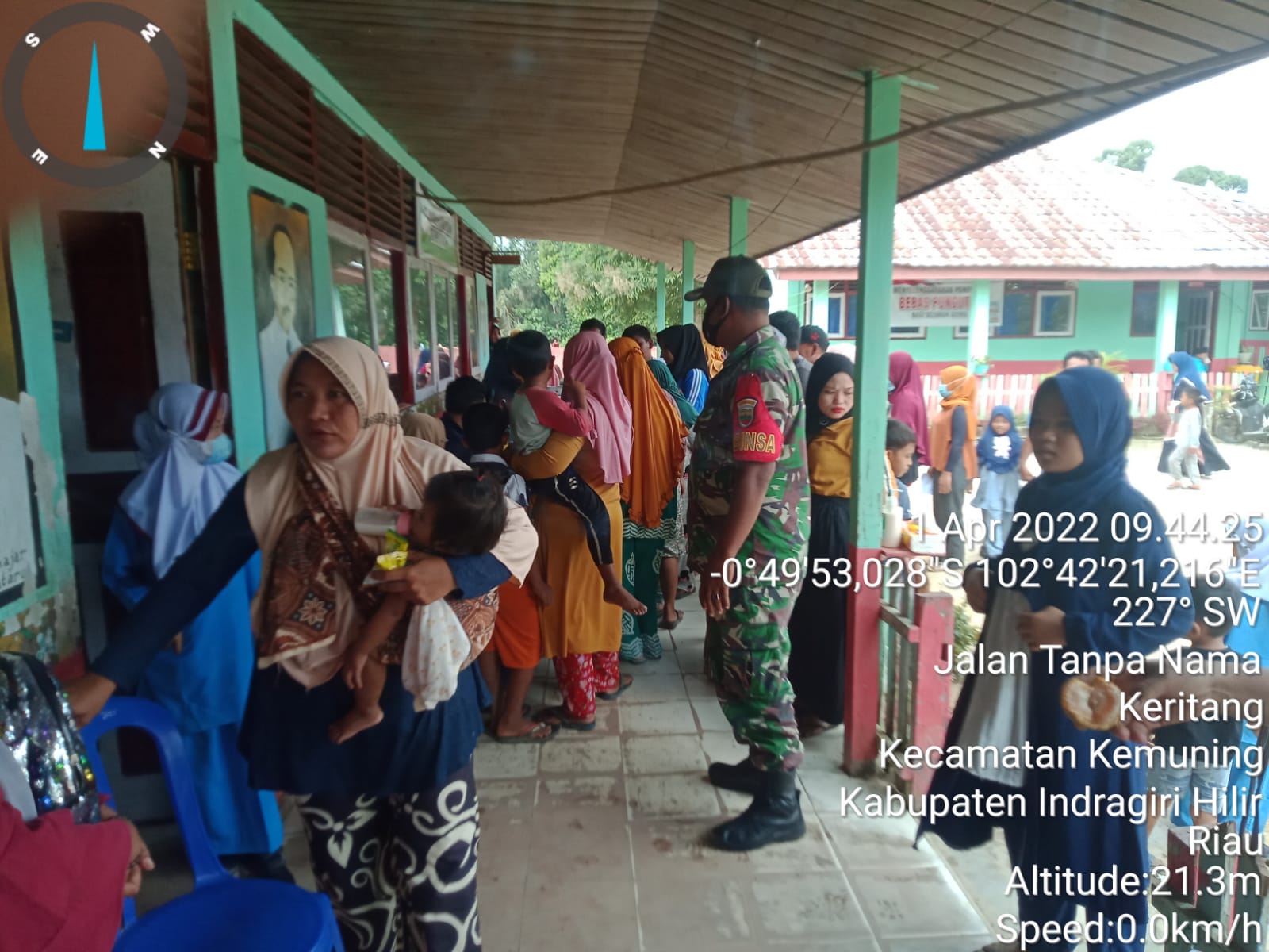 Babinsa 09/Kemuning Dampingi Vaksinasi di Desa Sekayan