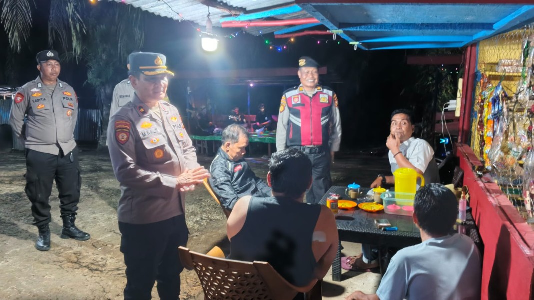 Kompol Simanungkalit Pimpin Patroli Blue Light Di Kemuning: Jaga Malam, Jaga Rasa Aman Warga