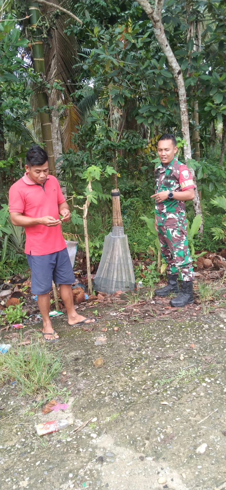 Babinsa 05/Gas Pratu Risma Syahputra Komunikasi Sosial Bersama Dengan Warga