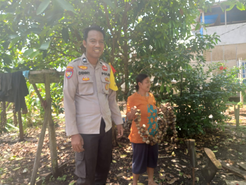 Bhabinkamtibmas Desa Pungkat Aipda Denny Hidayat Sambangi Kantor Desa Ajak Jaga Keamanan Desa Binaan