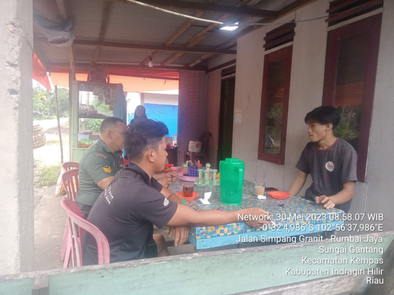 Babinsa 03/Tpl Sambangi Pemuda, Sampaikan Pesan Kamtibmas