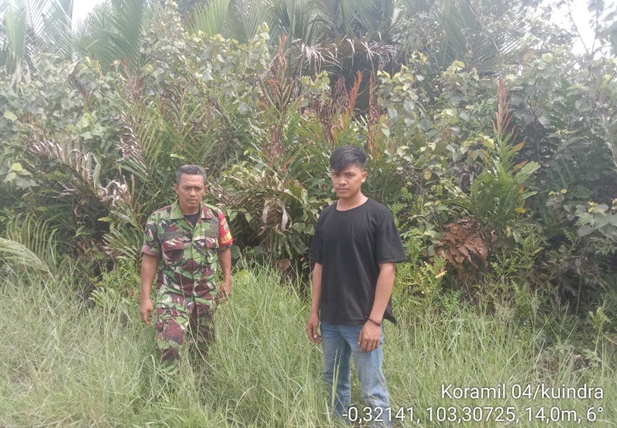 Babinsa Koramil 04/Kuindra Laksanakan Rutinitas Patroli Tapal Batas di Desa Perigi Raja