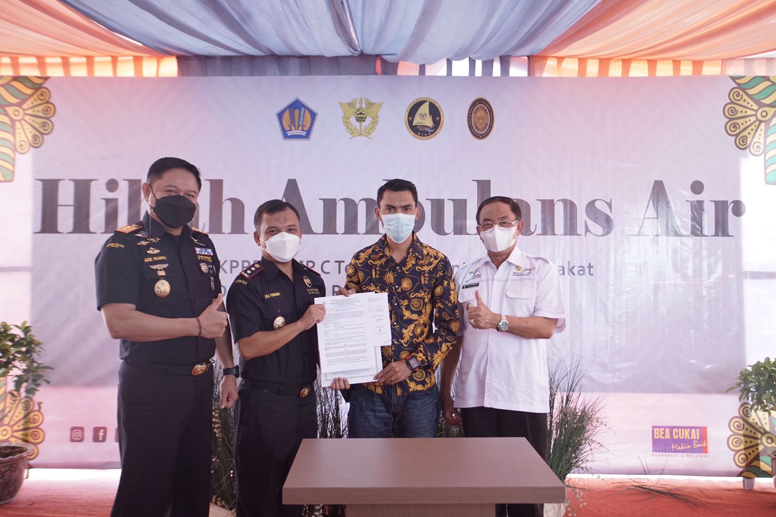 Bupati Inhil Apresiasi CSR Bea Cukai Tembilahan Serahkan 2 Unit Ambulans Air