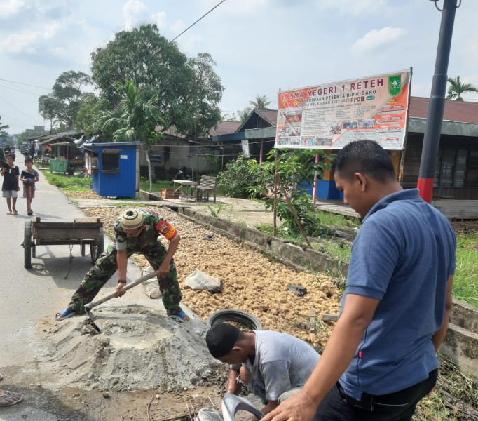 Wujudkan Kenyamanan Saat Berkendara, Koramil 07/Reteh Timbun Jalan Yang Berlubang