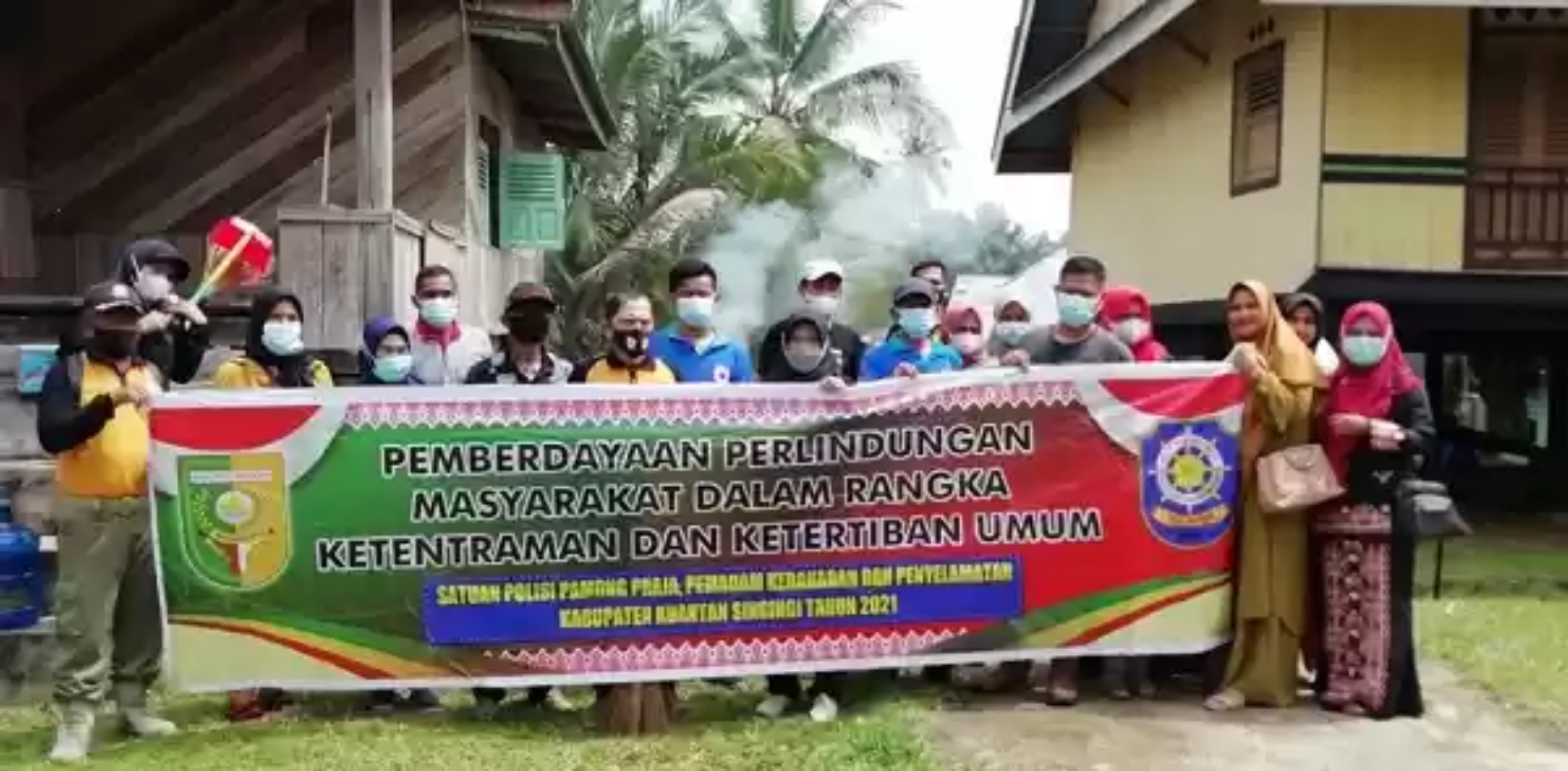 Satpol PP Dan Warga Lakukan Goro Di Kampung Adat Kenegerian Sentajo