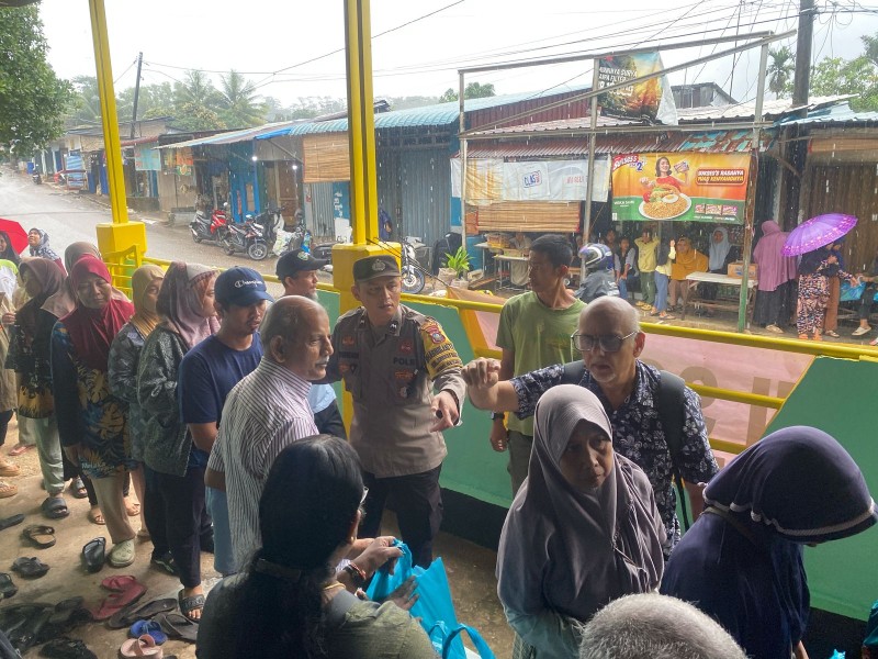 Bhabinkamtibmas Sei Harapan dampingi Sei Study Group Batam Salurkan Bantuan di Kampung Agas Sekupang