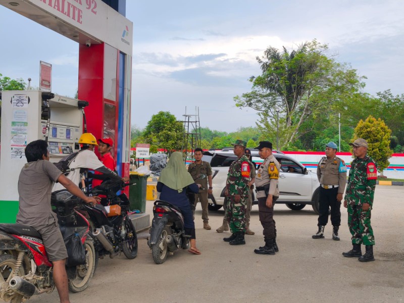 Sinergi Babinsa Koramil 09/Kemuning, Polsek, dan Satpol PP dalam Patroli Kamtibmas