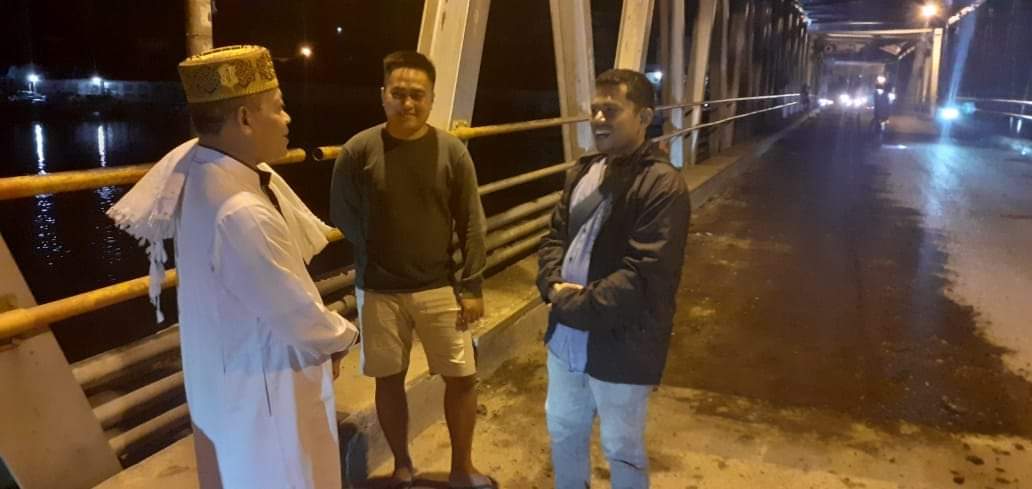 Malam Hari, Plt Wali Kota Waris Thalib Meninjau Pemiliharaan Pengaspalan Jembatan Silau