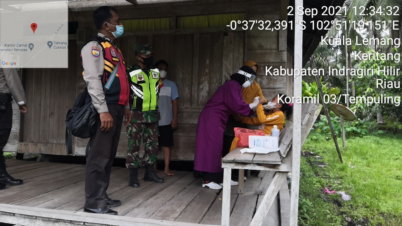 Sertu Maihasan Babinsa Koramil 03/Tempuling Dampingi Petugas Kesehatan Lakukan Tracing Pasien Covid-