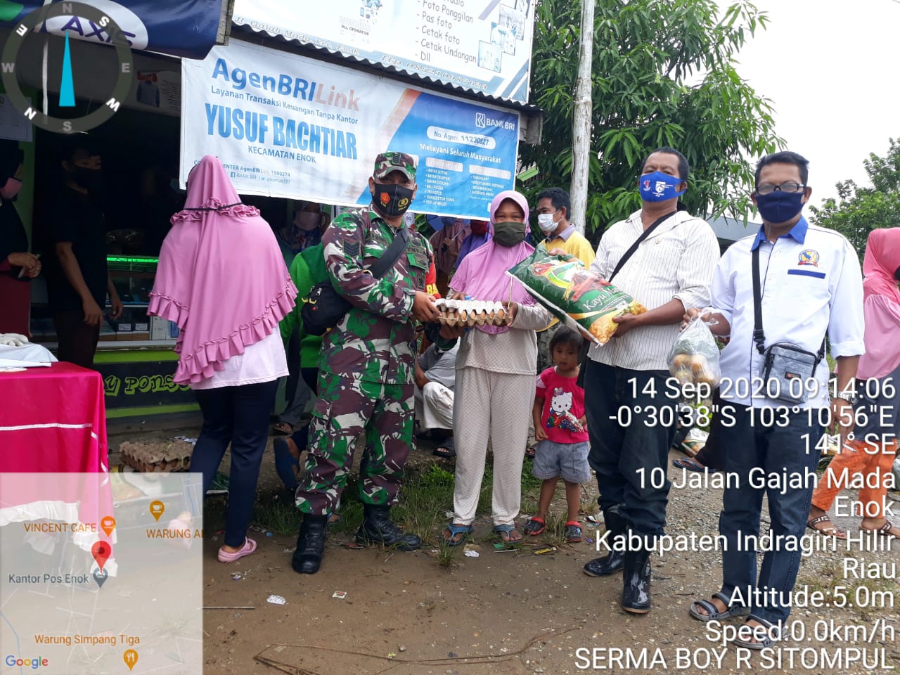 Babinsa Koramil 02/Tanah Merah Kawal Penyaluran BSP di Kecamatan Enok