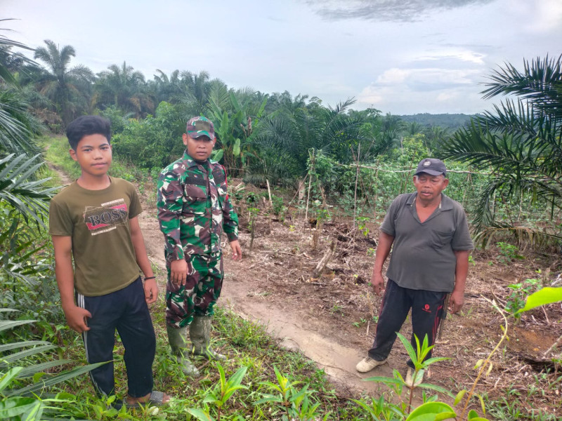 Babinsa Koramil 09/Kmg Laksanakan Stop Karhutla Sekaligus Patroli Dengan Warga