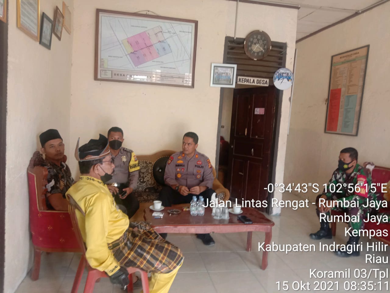 Tingkatkan Sinergitas, Babinsa 03/Tempuling dan Polsek Kempas Komsos dengan Perangkat Desa