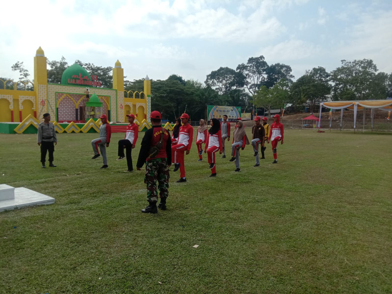 Dalam Rangka Persiapan MTQ, Babinsa Koramil 09/Kemuning Dampingi Latihan Kenaikan Bendera