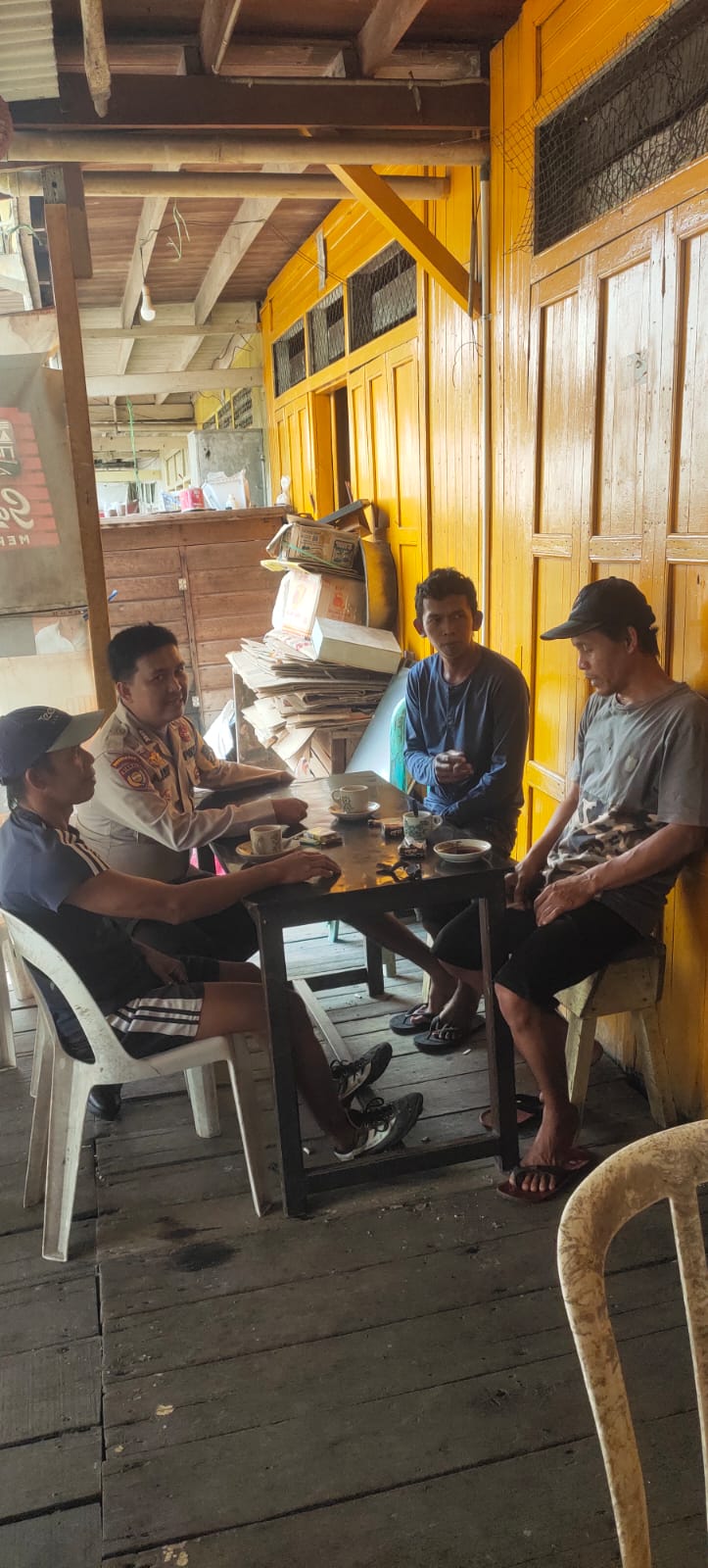 Bhabinkamtibmas Kelurahan Teluk Pinang Sambangi Masyarakat Untuk Edukasi Bahaya Narkoba