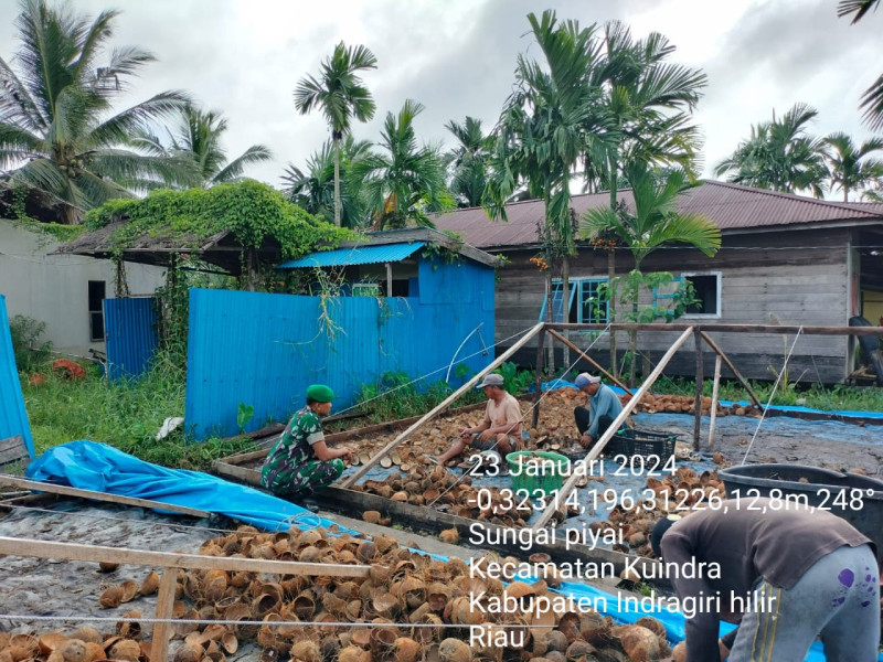 Babinsa Koramil 04/Kuindra Himbau Warga Agar Berhati-hati Saat Bepergian