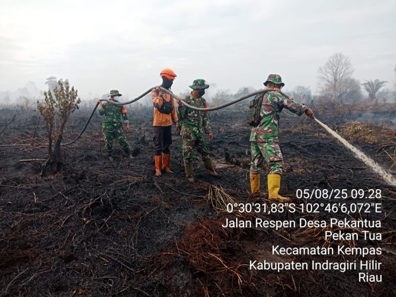 Hari Kedua Penanggulangan Karhutla, Koramil 03/Tempuling dan Tim Gabungan Terus Berjuang Padamkan Api