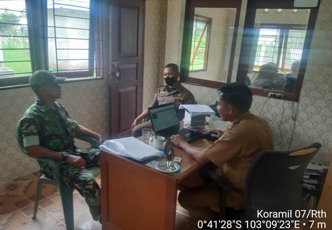 Rutinitas Babinsa Koramil 07/Reteh Dalam Menjalin Hubungan Baik Bersama Warga