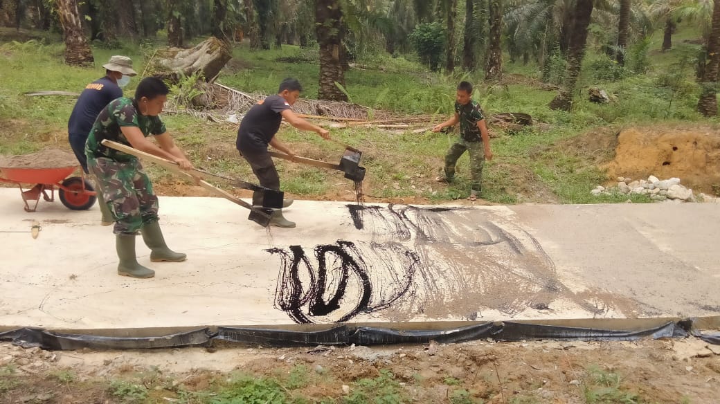 Semenisasi Jalan Selesai, Anggota Satgas TMMD Lapisi Badan Jalan dengan Cairan Aspal