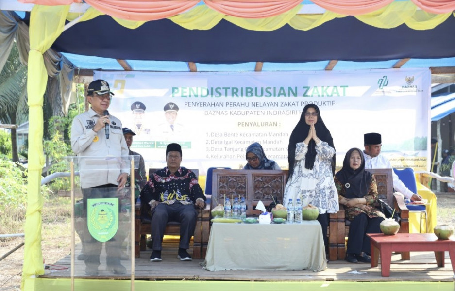 Bupati Inhil H.M.Wardan Salurkan Bantuan 45 Perahu Nelayan Zakat Produktif Baznas, Masyarakat Sangat Terbantu