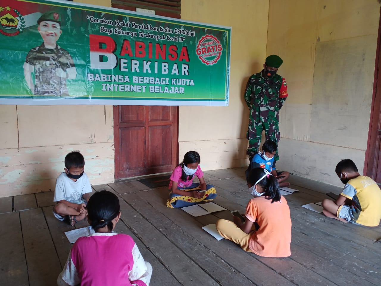 Bantu Proses Belajar Daring, Babinsa Koramil 04/Kuindra 'Berkibar' di Desa Sungai Piyai