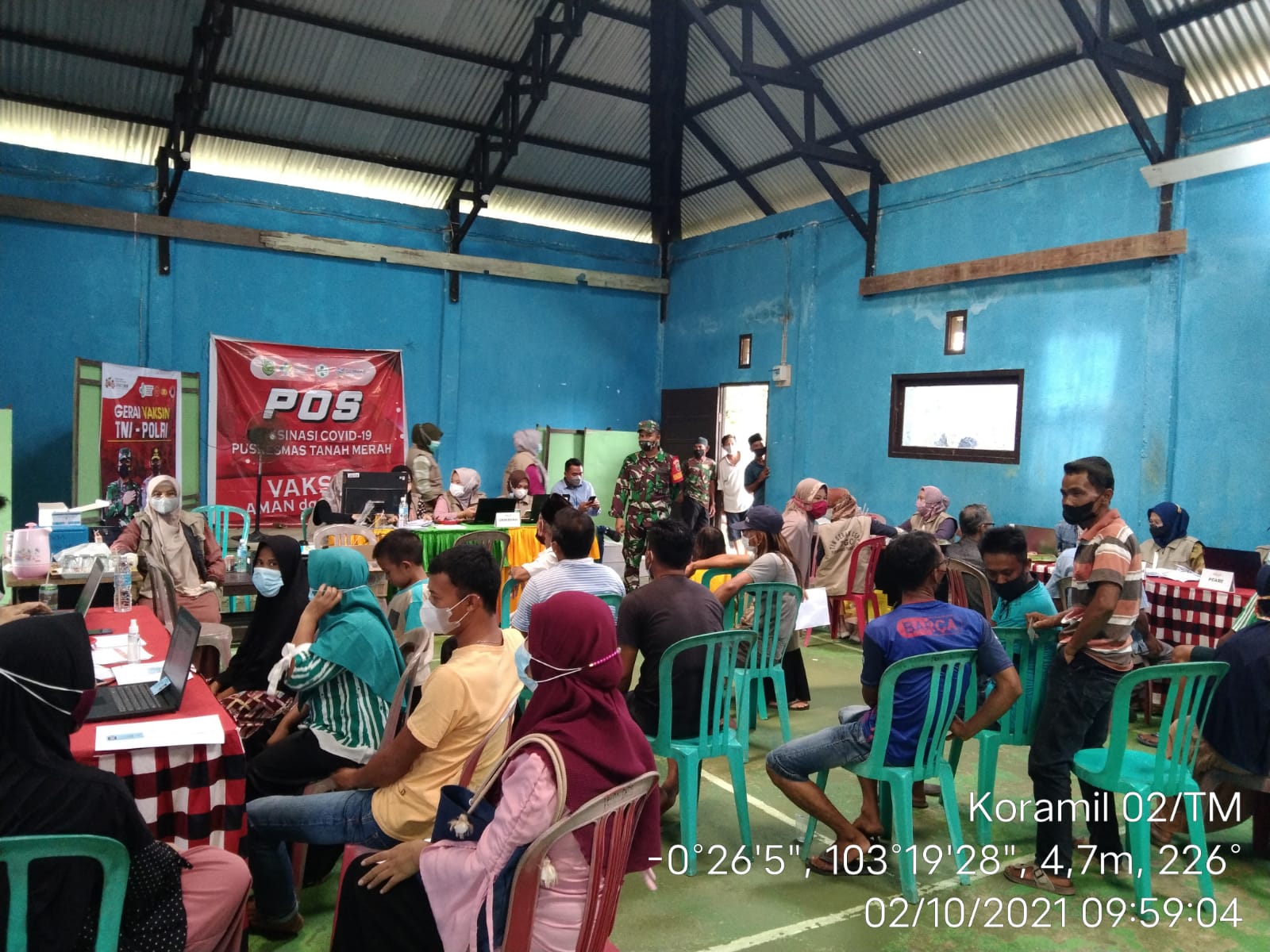 Babinsa Koramil 02/Tanah Merah Dampingi dan Amankan Pelaksanaan Vaksinasi di Tanjung Baru