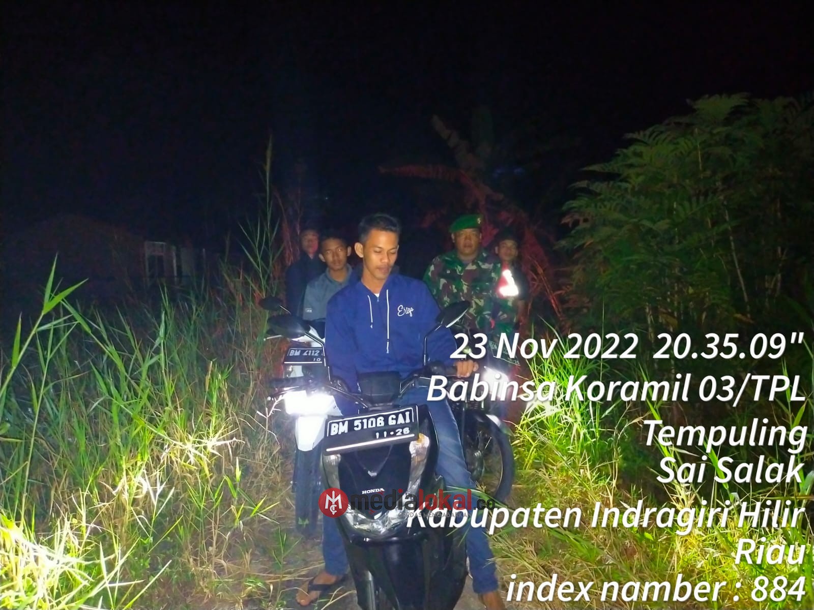 Serda Surianto Babinsa Koramil 03/Tempuling Patroli Malam Di Wilayah Tempuling