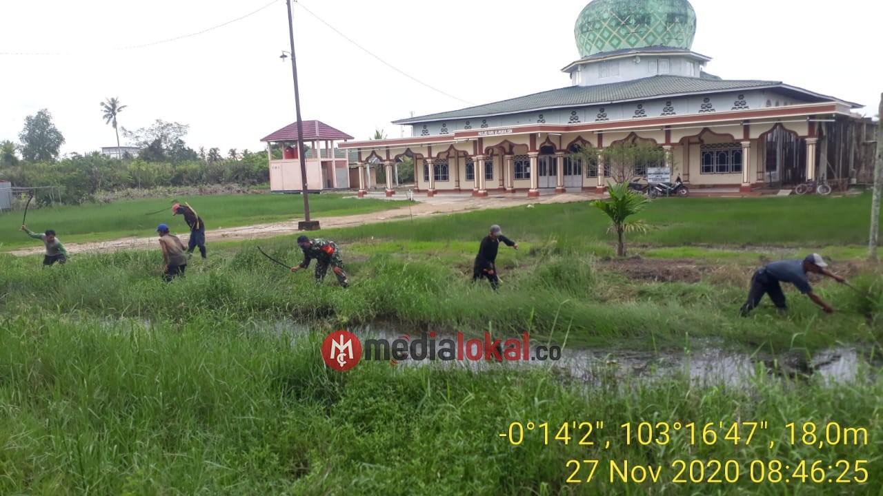 Serda Januar Bersama Warga Lakukan Pembersihan Parit di Masjid Sungai Piring