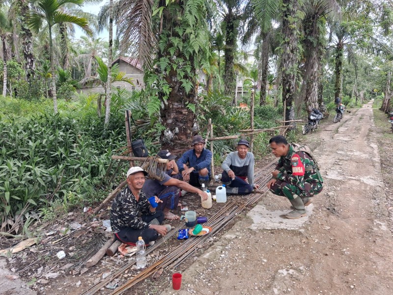 Babinsa Koramil 03/Tpl Lakukan Komunikasi Sosial Bersama Warga Saat Istirahat Gotong Royong