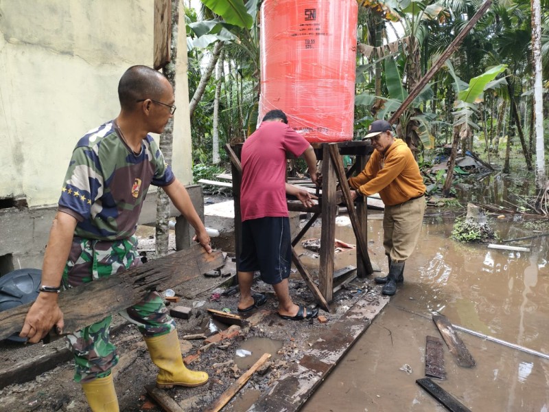 Sudah 100 Persen, Satgas TMMD Kodim 0314/Inhil Laksanakan Pembersihan Disekitar Rumah Milik Mbah Silas