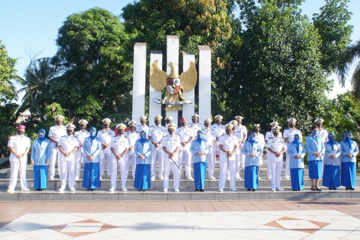 Danlantamal Pimpin Ziarah Rombongan Jelang HUT TNI AL ke-75  Danlantamal Pimpin Ziarah Rombongan Jelang HUT TNI AL ke-75