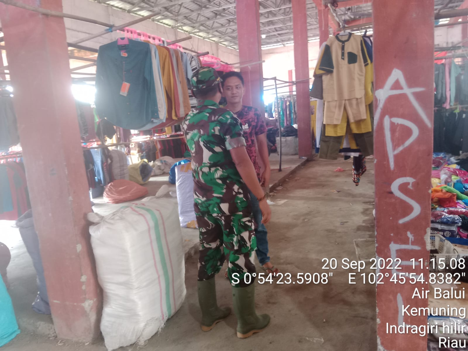 Personel Koramil 09/Kemuning Tegaskan Kepada Warga Terkait Patuhi Protokol Kesehatan