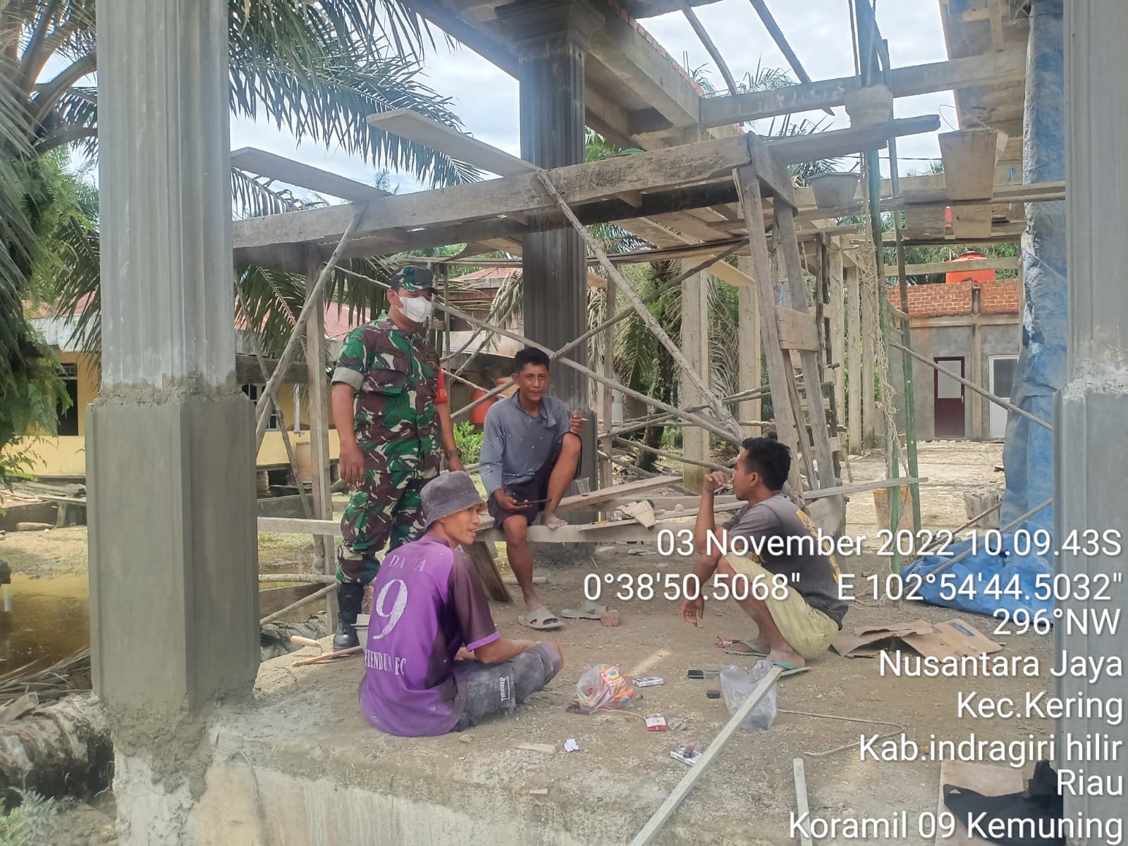 Babinsa Koramil 09/Kemuning Mempererat Silaturahmi Bersama Warga Melalui Komsos