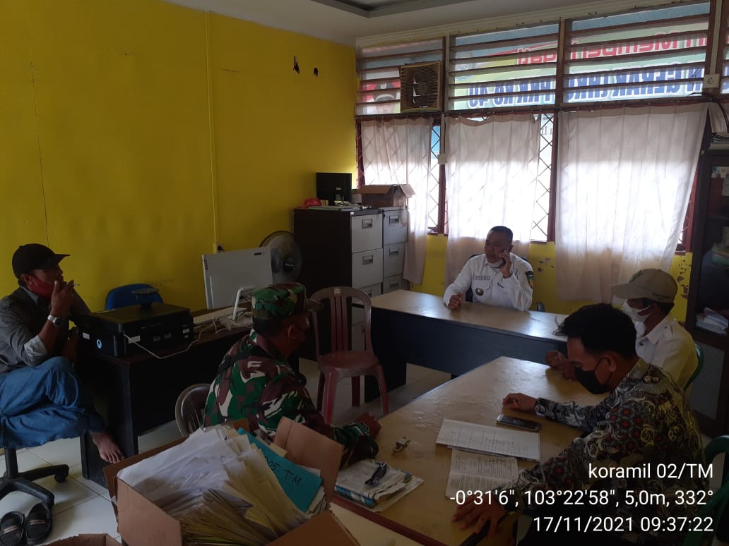 Babinsa Koramil 02/Tanah Merah Komsos dengan Aparat Kantor Camat Tanah Merah