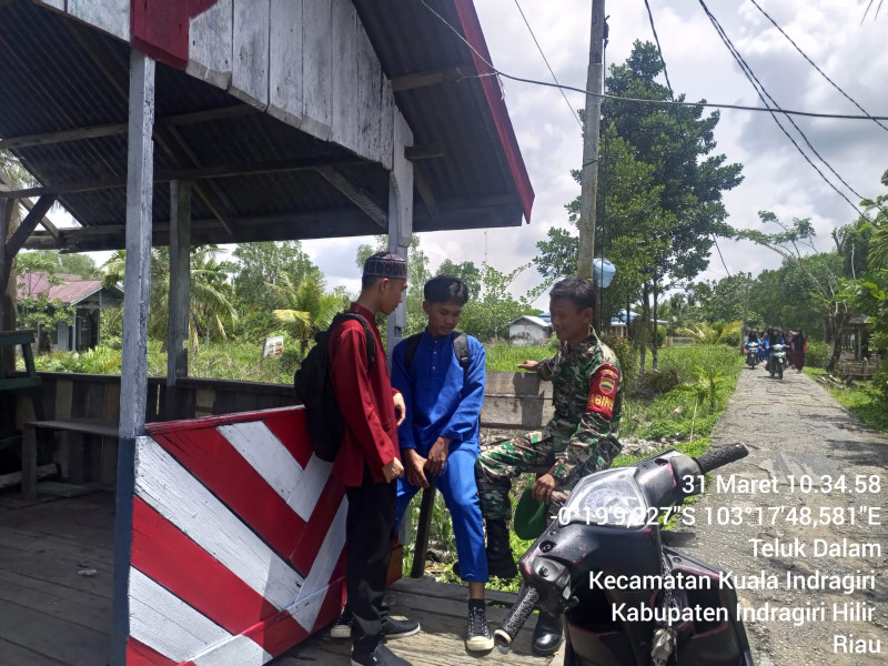 Babinsa Koramil 04/Kuindra Ingatkan Warga Untuk Pentingnya Jaga Keamanan dan ketertiban