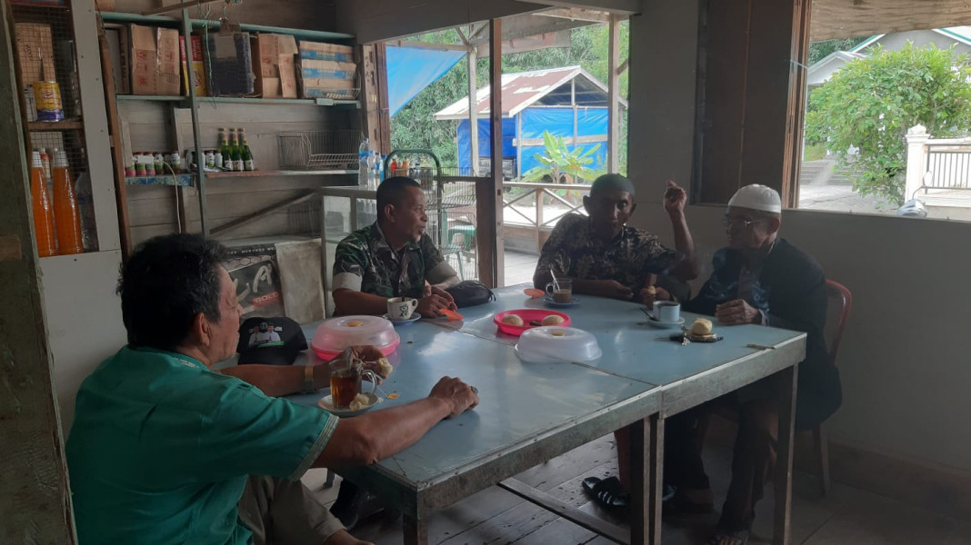 Babinsa Koramil Reteh Intens Komsos Bersama Warga