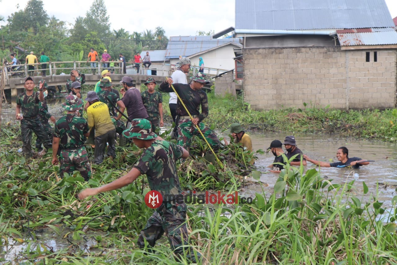 Antisipasi Pasang Tinggi, Personil Kodim 0314/Inhil Terjun Pembersihan Saluran Air