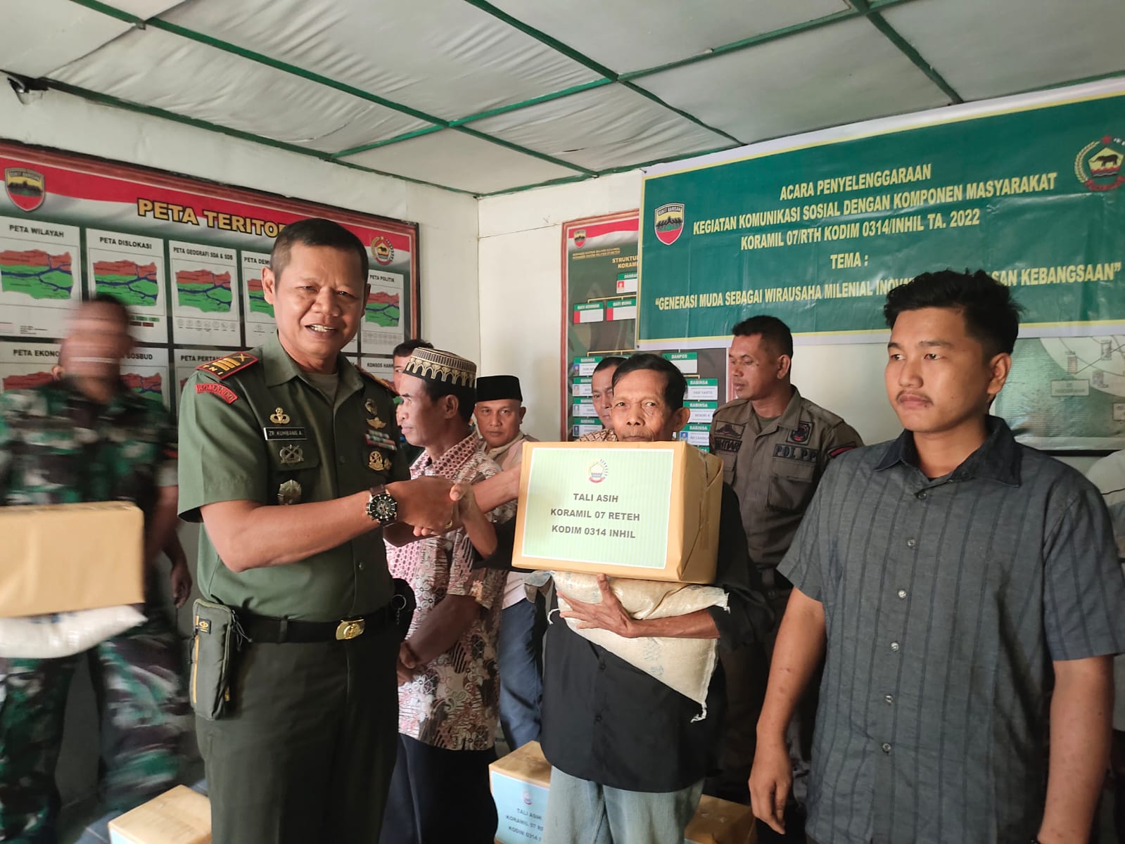 Sosialisasi Bersama Perkopincam dan Tomas Serta Pemberian Bantuan Oleh Danramil 07/Reteh