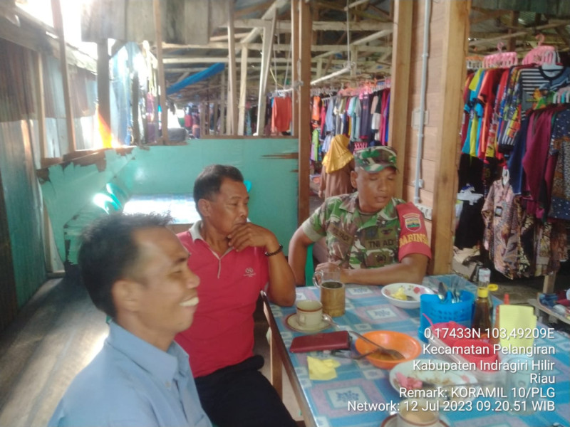 Koramil 10/Pelangiran Pantau Perkembangan Situasi di Wilayah dan Juga Mengali Informasi
