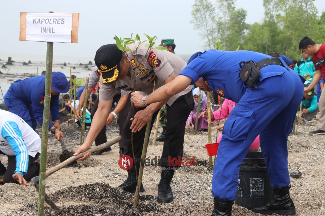 Peduli Penghijauan, Kapolres Inhil Tanam Mangrove Serentak di Pantai Solop