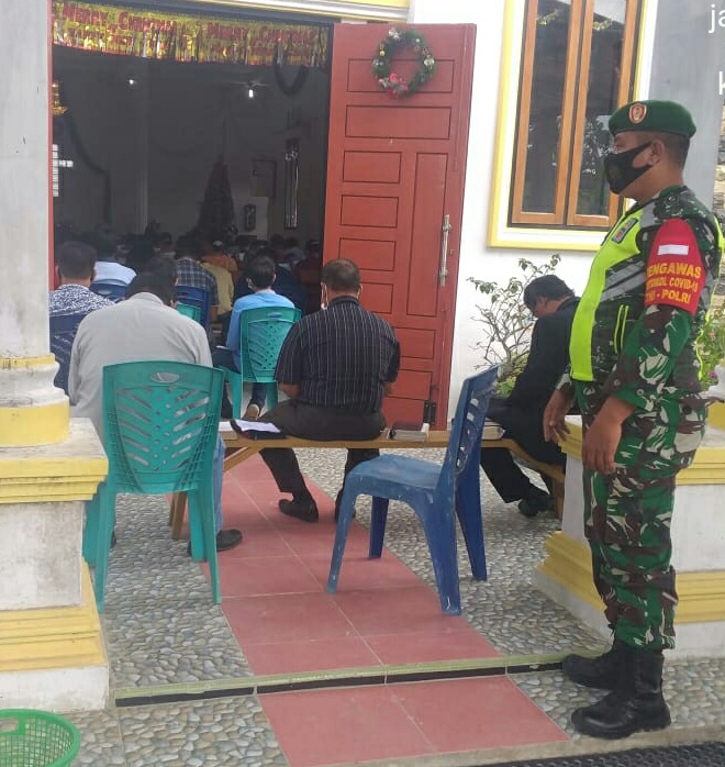 Babinsa Melaksanakan Penegakan Disiplin Protokol Kesehatan di Tempat Ibadahdi Lubuk Dalam