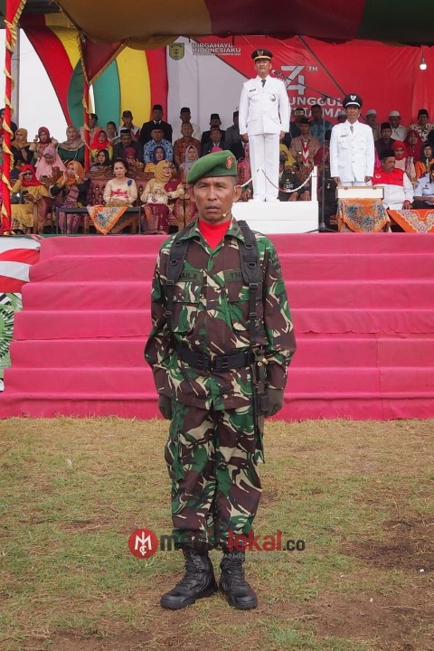 Dengan Suara yang Lantang, Pelda Ismail Jadi Komandan Upacara HUT RI ke-74 di Kecamatan Tanah Merah