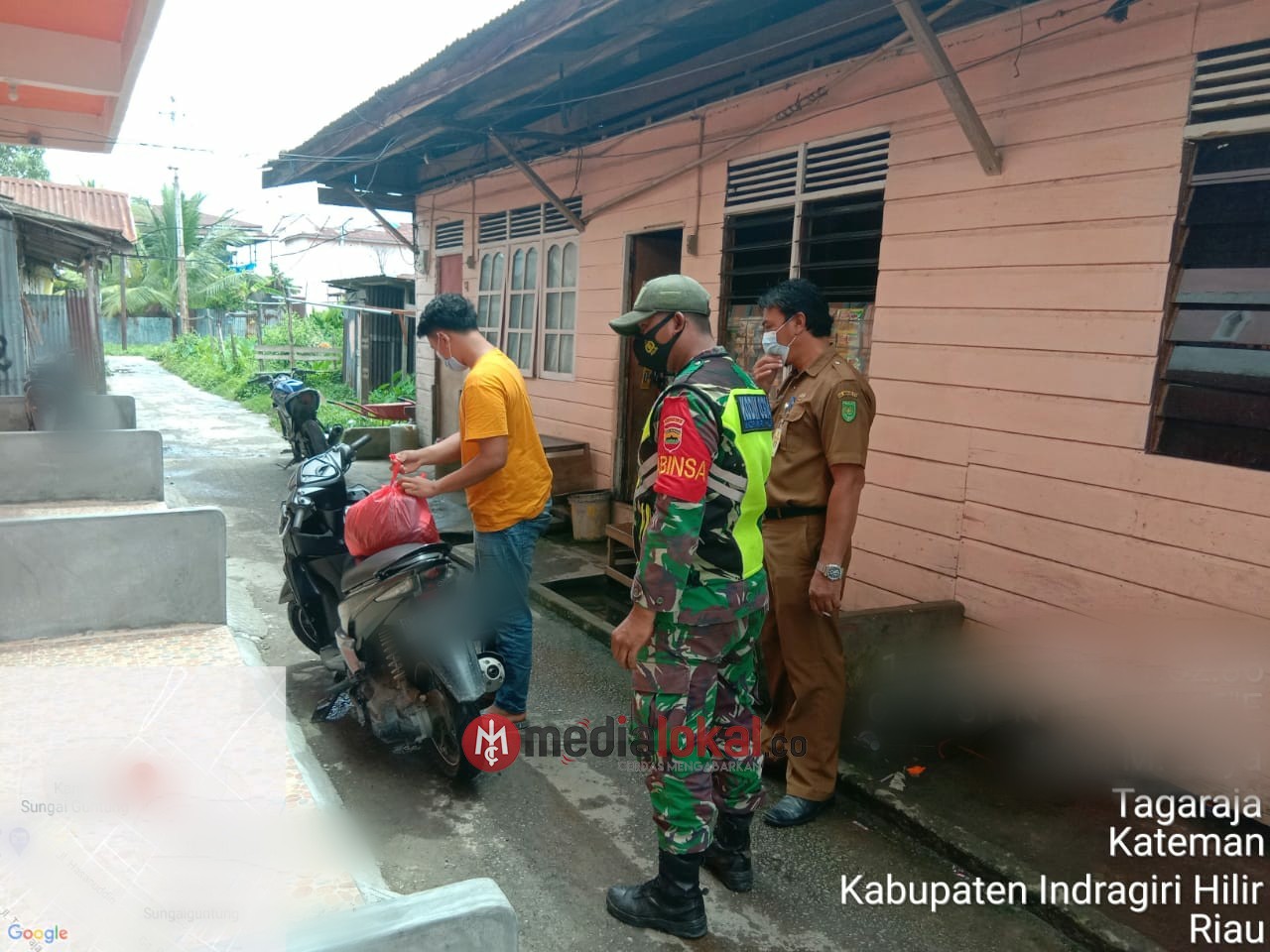 Babinsa Koramil 06/Kateman Dampingi Tim Lakukan Tracking Covid-19