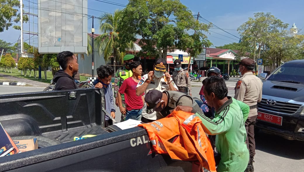 Aparat TNI-Polri dan Satpol PP Siak Gelar Operasi Yustisi Penegakan Prokes di wilayah Kecamatan Siak
