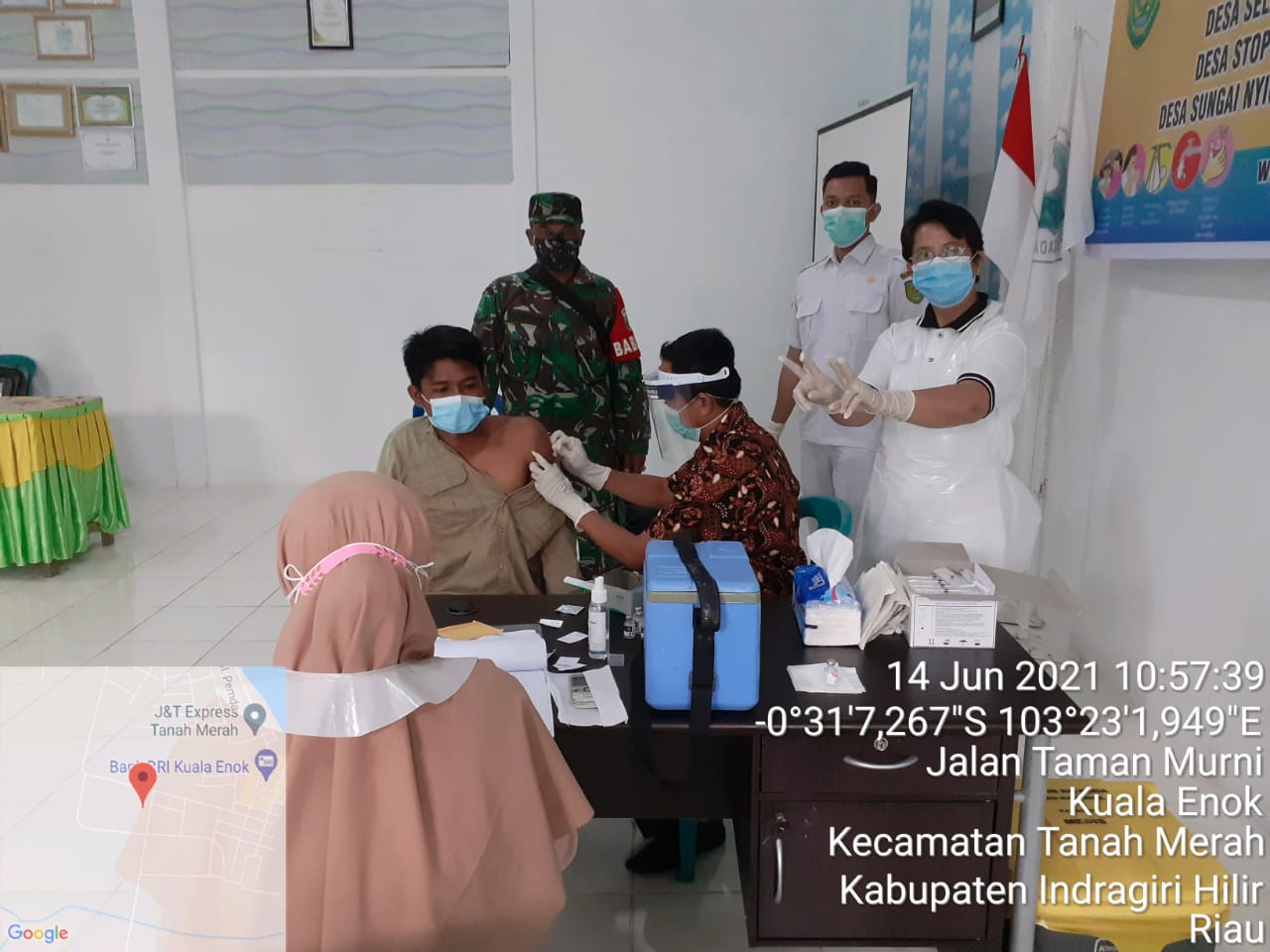 Sertu P Siregar Babinsa 02/Tanah Merah Pantau Proses Vaksinasi di Puskesmas