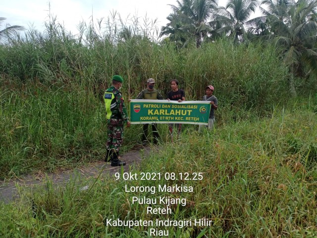 Keluar Masuk Kebun, Babinsa Koramil 07/Reteh Lakukan Patroli Karhutla di Parit 6 Lapis