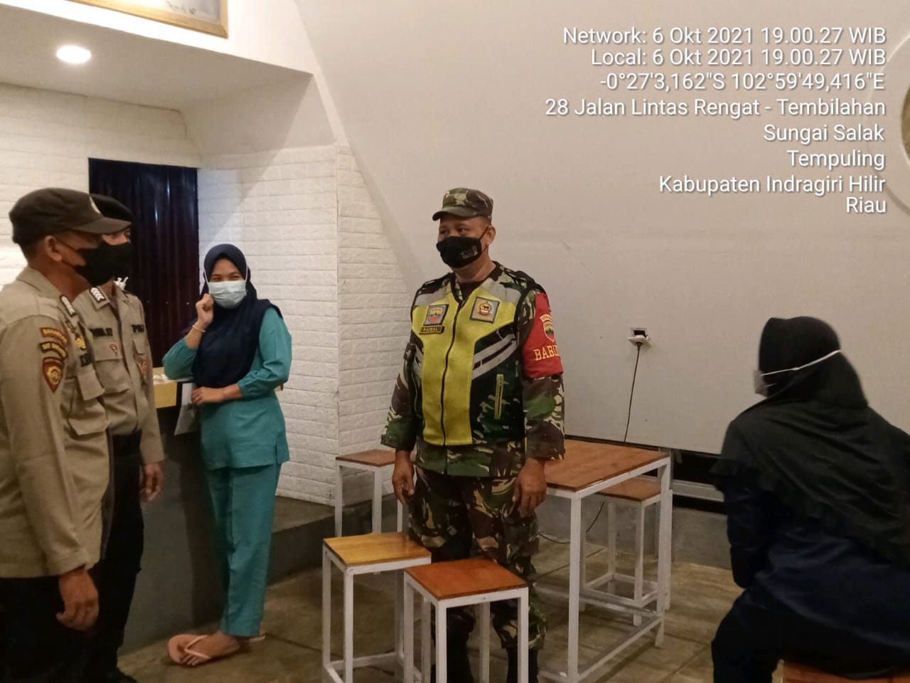 Tingkatkan Kesadaran Masyarakat Dimasa PPKM, Babinsa Kodim 03/Tempuling Rutin Patroli Malam